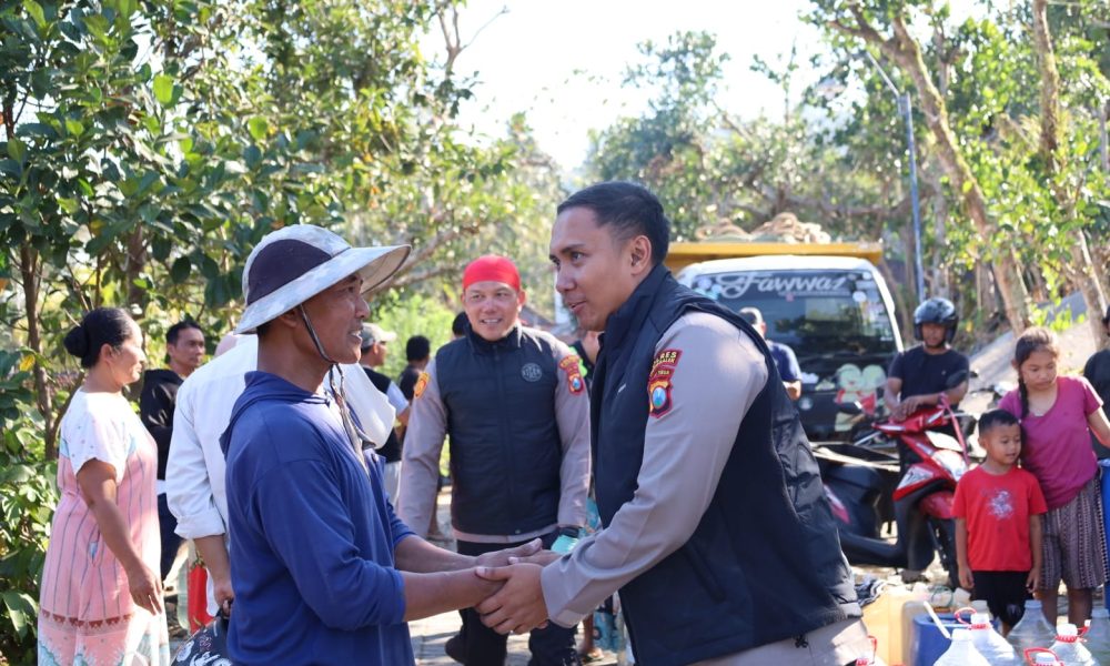 Terapkan Ecology Policing, Patroli Gentong Polres Trenggalek Kembali Salurkan Bantuan Air Bersih