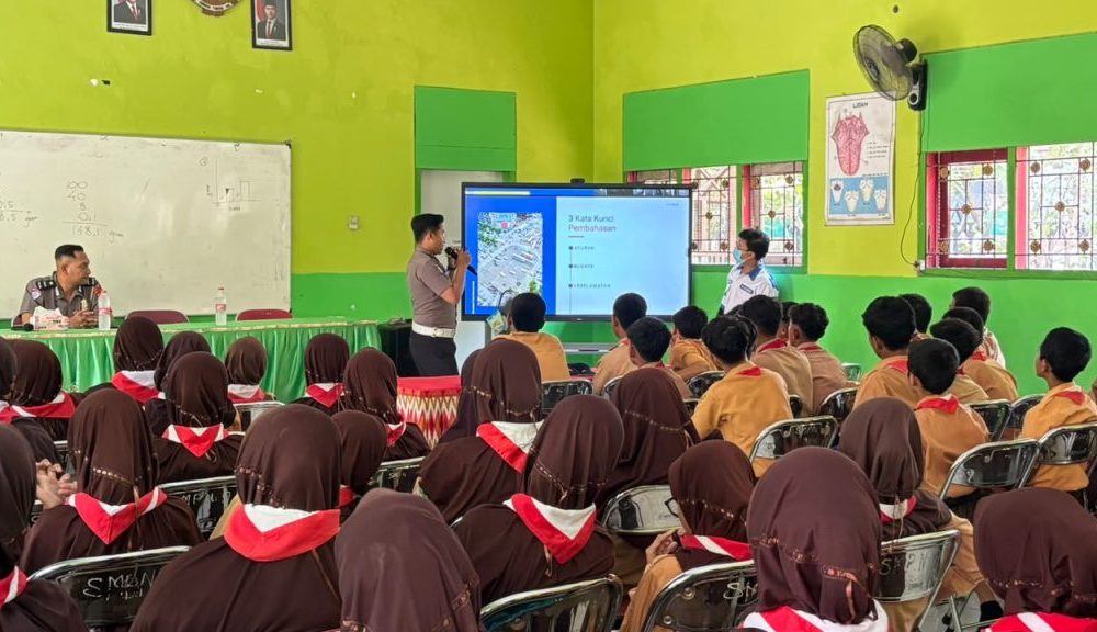 Police Go To School, Satlantas Polres Pasuruan Kota Tanamkan Budaya Tertib Berlalu Lintas di SMPN 9
