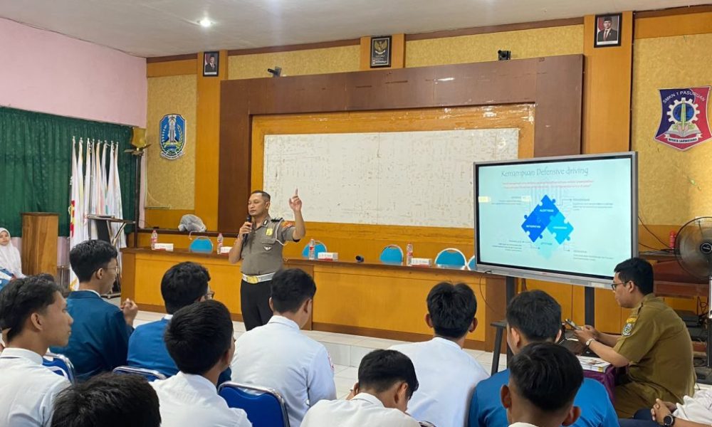 Police Go To School, Satlantas Polres Pasuruan Kota Edukasi Siswa SMKN 1 Pasuruan tentang Keselamatan Berkendara
