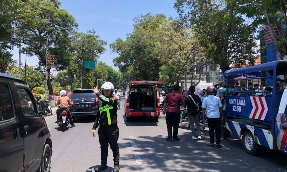 Sigap Tangani Kecelakaan, Satlantas Polres Pasuruan Kota Bantu Evakuasi Korban dan Kendaraan di Jalan Pahlawan