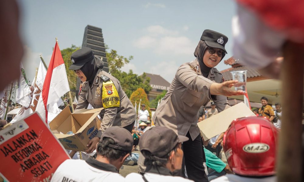 Polwan Polres Blitar Berikan Pelayanan Humanis, Berbagi Air hingga Bersihkan Sampah Bersama Massa Aksi