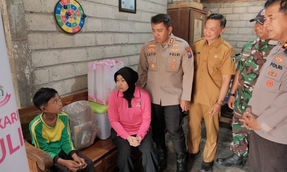 Polres Kediri Sambangi Marfel, Bocah Kelas 5 SD yang Berjuang Rawat Ibunya