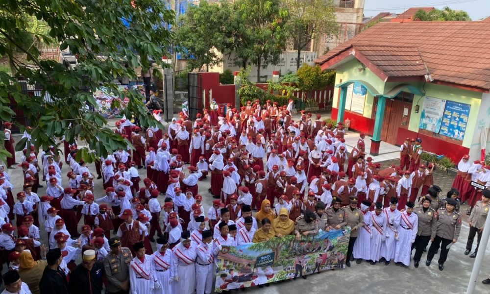 Tak Sekadar Jaga Keamanan, Polri Ajak Pelajar Peduli Pendidikan dan Lingkungan