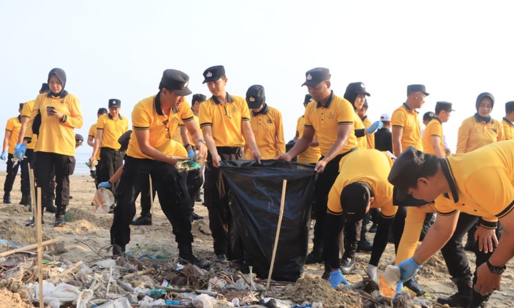 Green Policing : Polresta Tuban Bersihkan Sampah dan Tanam 200 Cemara di Pantai Jenu
