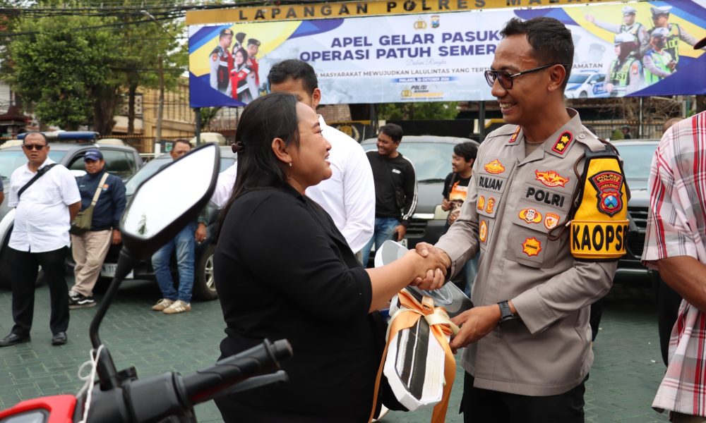 Senyum Sumringah Korban Curanmor,Polres Malang Kembalikan Motor Hasil Operasi Sikat Semeru