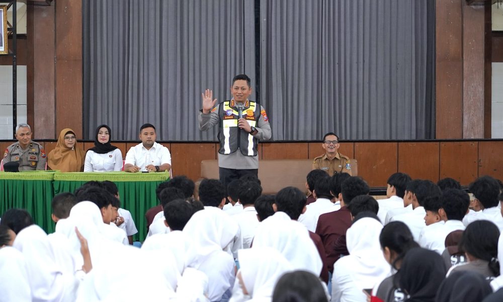 Polisi Jogo Sekolah : Polresta Malang Kota Edukasi Pelajar Bentengi Generasi Muda dari Narkoba dan Bullying